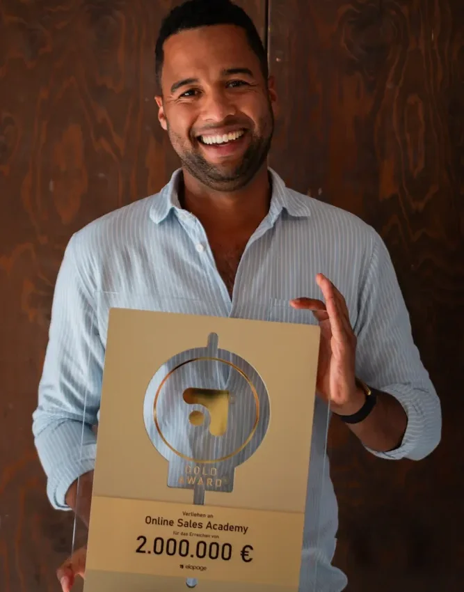 Sascha Boampong mit dem Gold Award der Online Sales Academy